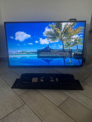 LG 43UM7000 43" 4K UHD Smart TV used with new wall mount