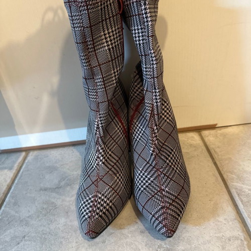 Booties slightly used, comfortable with thick heel, size 37