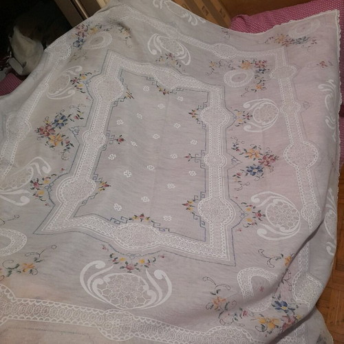 ONLY 13 EUROS 148×148cm vintage tablecloth