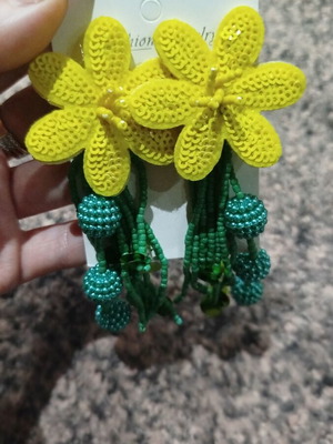 Σκουλαρίκια καινούργια με κίτρινα λουλούδια και πράσινες χάντρες