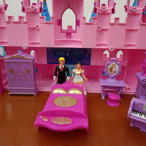 Beauty Castle My Dream playset like new with royal carriage, furniture & figures