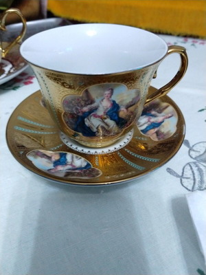 Σετ έξι φλυτζάνια τσαγιού πορσελάνης αχρησιμοποίητα με χρυσό σχέδιο