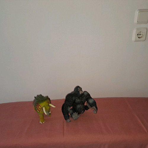 Rhinoceros and King Kong figures used, 2 pieces with sound