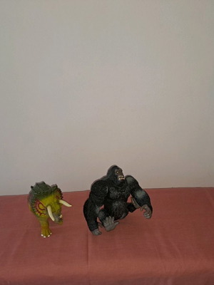 Rhinoceros and King Kong figures used, 2 pieces with sound