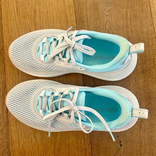 Underarmour Infinite Elite 2 women's athletic shoes like new, size 39