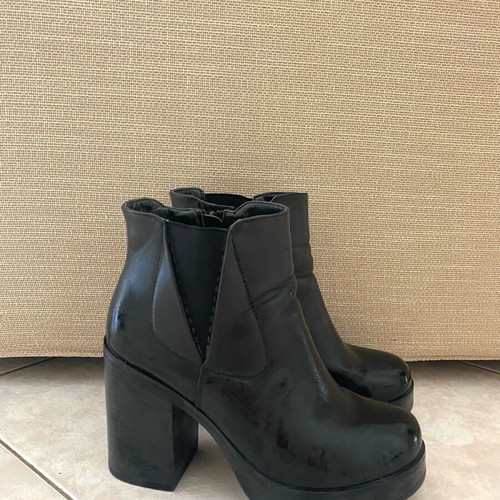 Black heeled boots size 39 in excellent condition