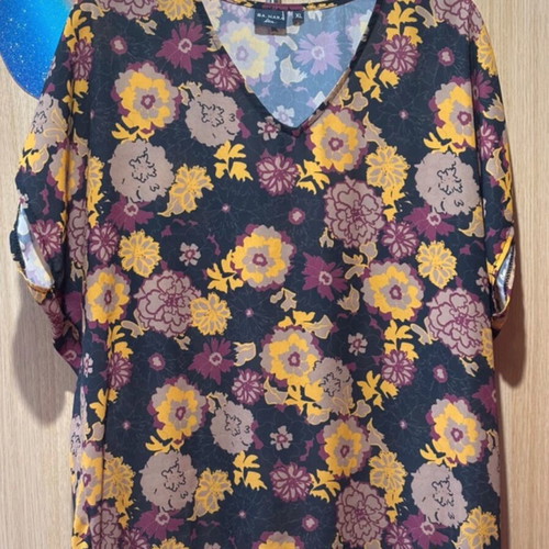 Floral blouse like new with thin fabric and beautiful colors