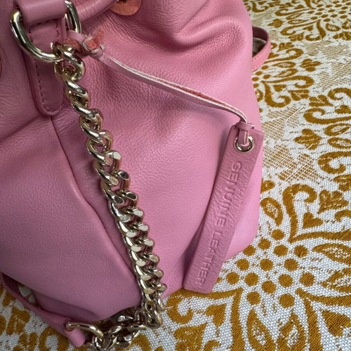 Leather shoulder bag like new, pink apple color with gold detail