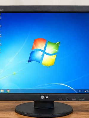 Οθόνη αφής LG Flatron L1730SFN 17 ιντσών σαν καινούργια, περιστρεφόμενη