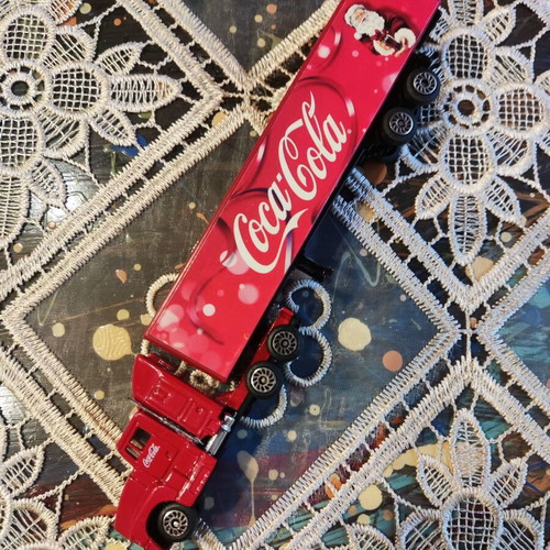 Coca-Cola vintage Christmas truck collectible, 18cm