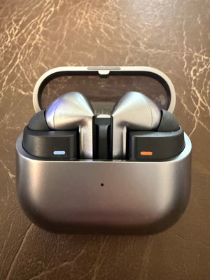 Samsung Galaxy Buds3 Pro Silver earbuds new