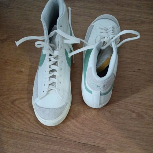 Αθλητικό γυναικείο παπούτσι Nike vintage μεταχειρισμένο, νούμερο 42, άσπρο