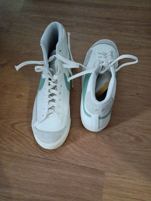 Αθλητικό γυναικείο παπούτσι Nike vintage μεταχειρισμένο, νούμερο 42, άσπρο