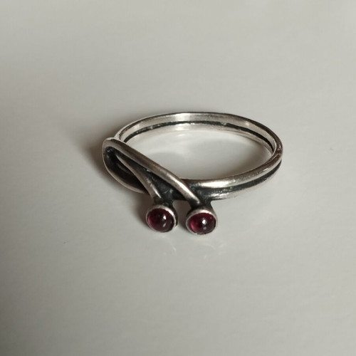 Silver ring 925 like new with two burgundy stones 17.5 mm