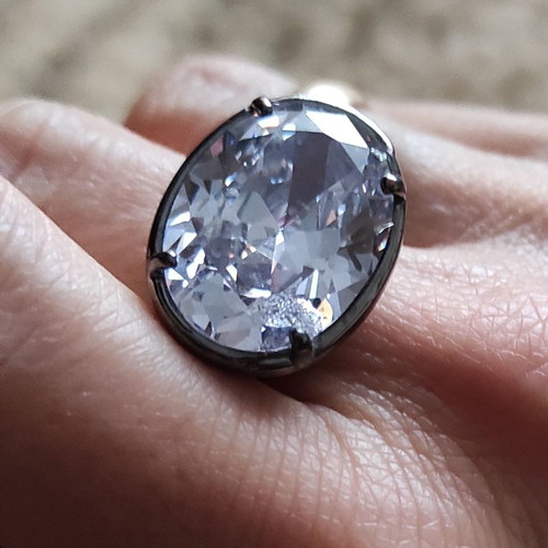 Fo ring new with large sparkling stone