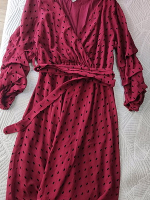 Red short dress like new, size medium with belt and 3/4 sleeve