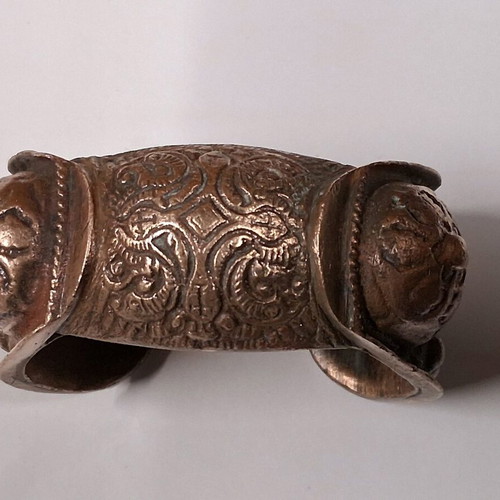 Engagement bracelet used, old bronze