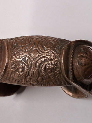 Engagement bracelet used, old bronze