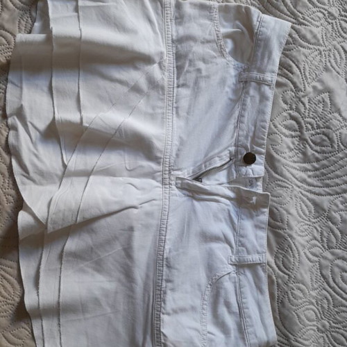 Zara mini skirt like new, white, zipper front, pockets, size M