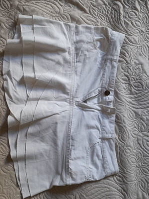 Zara mini skirt like new, white, zipper front, pockets, size M