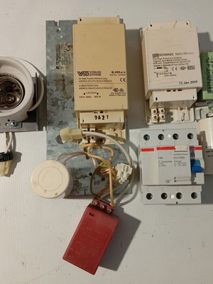 ABB πακέτο ηλεκτρολογικού υλικού με 2 ballast αλογόνου και ρελέ διαρροής