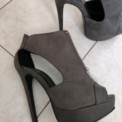 Grey suede ankle boots, size 38