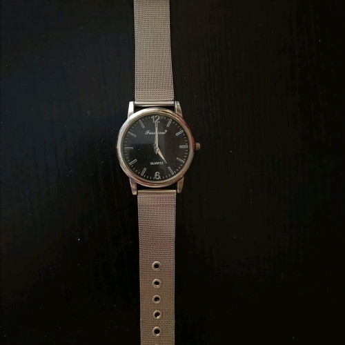 Quartz wristwatch metallic like new, silver unisex