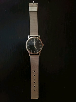 Quartz wristwatch metallic like new, silver unisex