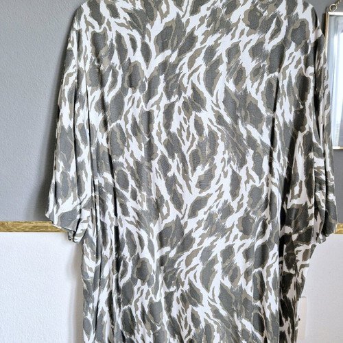 Shirts airy like new, size M-L, khaki pattern