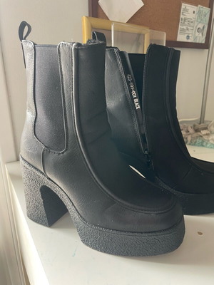 Francesca Moretti women's chunky boots like new, black