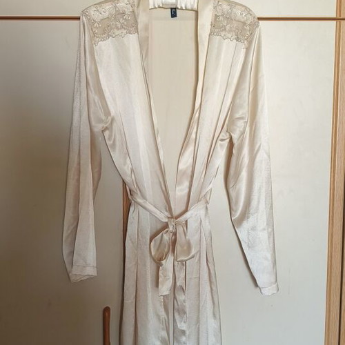 Silk Robe champagne white with lace, like new, size Medium