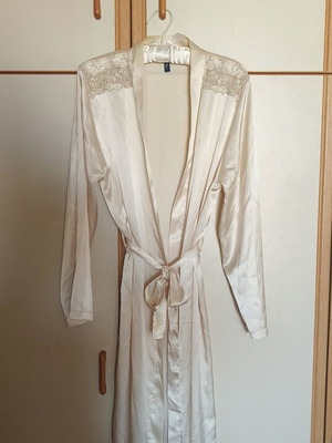Silk Robe champagne white with lace, like new, size Medium