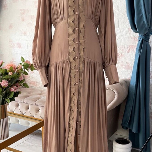 Maxi dress semi-fitted like new with guipure details, lined