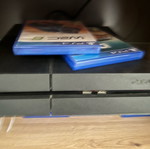 PlayStation 4 (PS4) μεταχειρισμένο με 1TB, δύο χειριστήρια και παιχνίδια