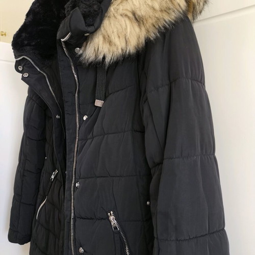Zara winter jacket like new, black, with pockets and fur hood, size XS