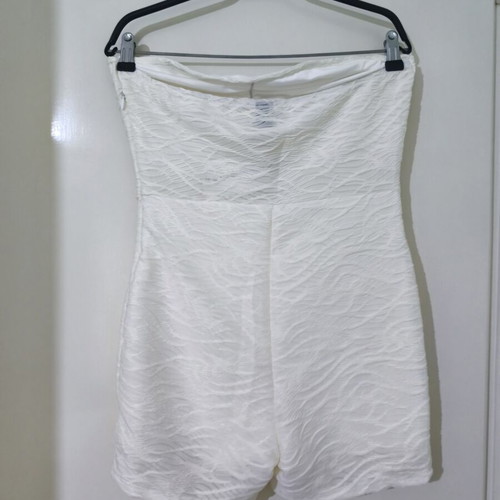 White all-in-one shorts with embossed designs Shein