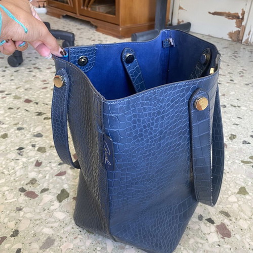 Axel handbag like new, large with gold details, blue