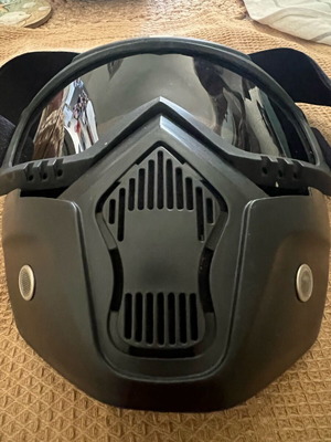 Маска за моторист с двойна визьор и сваляща се защита за брадичка