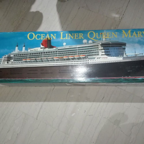 Revell model Queen Mary 2 scale 1:400 like new with paints and brushes