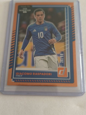 Giacomo Raspadori Panini Donruss Road to World Cup 2025-26 πορτοκαλί παράλληλη κάρτα
