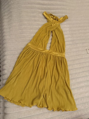 Shein yellow pleated dress with open back like new, size L