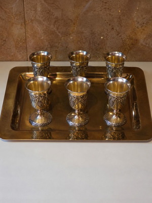Set of 6 metal glasses with tray like new, gold and silver tones