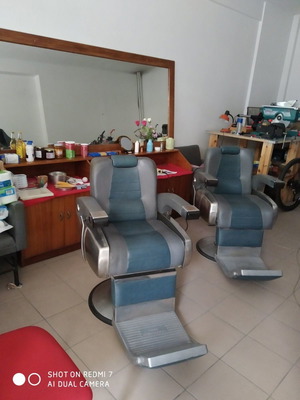 Εξοπλισμός κομμωτηρίου μεταχειρισμένος με δύο καρέκλες, μπουφέ και πολυθρόνες