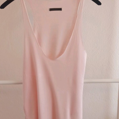 Sleeveless top with cut-out shoulders like new, pink