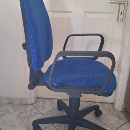 Adjustable office chair with armrests