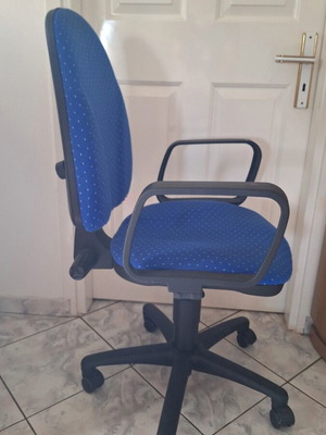 Adjustable office chair with armrests