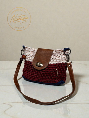 Handmade knitted shoulder bag in ecru, burgundy and blue