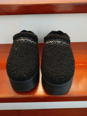 Boots with synthetic fur like new, size 38, black