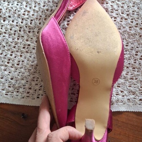 Satin heels fuchsia like new, size 38
