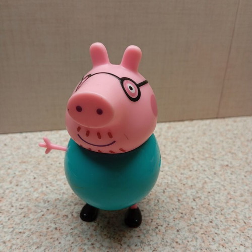 Peppa Pig family figures used with one missing hand